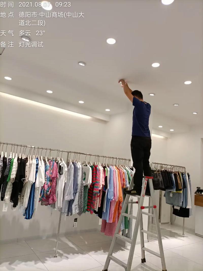 服装店铺怎么用灯最好看.服装店铺用灯一般会考虑以下几点:1, 