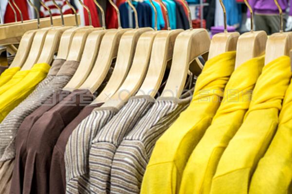 商店衣架上的衣服