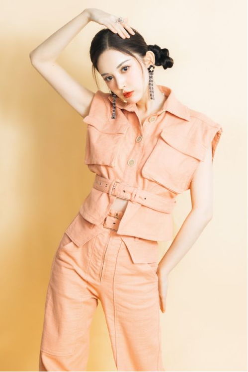 娜扎的糖果色服装还真是让人心动 梦幻色彩搭配,尽显俏皮可爱风